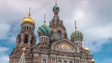 Kurtarıcı Kilisesi 'nin, zaman aşımına uğrayarak dökülen kanla ilgili çarpıcı mimarisi. Merkezi bir St. Petersburg simgesi ve Kurtarıcı II. Alexander 'a özel bir övgü.