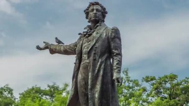 Alexander Puşkin Anıtı Sanat Meydanı 'nda, Rus Müzesi Mikhailovsky Sarayı arkaplanında, zaman aşımına uğramış. St. Petersburg, Rusya. Görüntüyü kapat