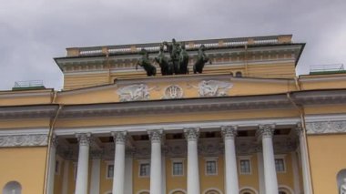 St. Petersburg 'daki Alexandrinsky Tiyatrosu' nun arka cephesi bulutlu bir gökyüzüne karşı hazırlanan hızlandırılmış bir süratle canlanıyor. Yol ayrımı