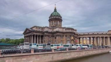 Saint Petersburg 'daki Kazan Katedrali Kazanskiy Kafedralniy Sobor' un güzelliğini, bulutlu bir gökyüzüne göre ayarlanmış bu zaman ayarlı hiperlapa sayesinde yaşayın. Griboedov Kanalından Yakalandı