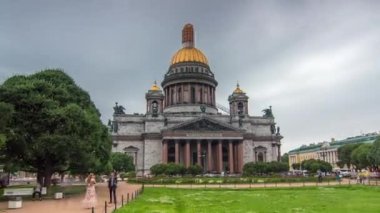 Saint-Petersburgs St. Isaac Katedrali, bulutlu bir gökyüzü ve canlı yeşil bir çimenlikle çerçevelenmiş bu hızlandırılmış hızlandırılmış zaman diliminde canlanır. Şehir parkında yürüyüş alanı