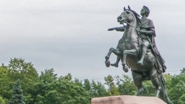 Bronz Süvari, Rus İmparatoru Büyük Peter 'a anıtsal bir övgü. Rusya, Saint Petersburg 'un göbeğinde, turistler fotoğraf çekiyor. Arkaplanda yeşil ağaçlar