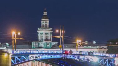 Saray Köprüsü 'nün zamanlamasının yükseltilmesi çok sayıda tekne ve Kunstkamera-Antropoloji ve Etnografi Müzesi arasında gerçekleşti. Neva Nehri 'ne bakan sahne St. Petersburgs cazibesini simgeliyor. Rusya