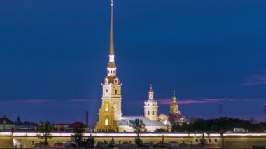 Timelapse, Peter ve Paul Kalesi 'nin, St. Petersburgs' un orijinal kalesinin, gece görkemini bir çatıdan yansıtır. Büyük Peter tarafından kuruldu. Saint Petersburg, Rusya