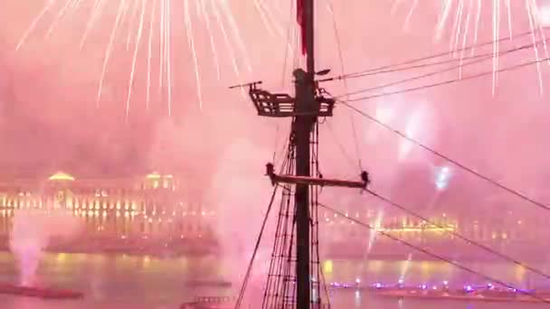 在俄罗斯圣彼得堡红船节期间 烟火在空中飘过 从屋顶拍摄 特点是照明冬季宫 顶层近景 — 图库视频影像