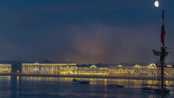在俄罗斯圣彼得堡红船节期间 烟火在空中飘过 由天台拍摄 包括交易所桥 三一桥及屋顶柱 — 图库视频影像
