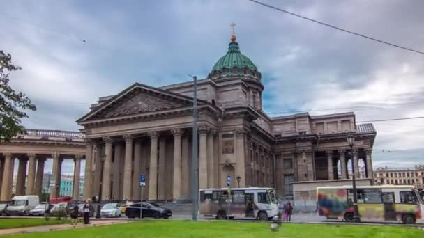 体验圣彼得堡喀山大教堂的美丽 在阴天的映衬下 经历了这个时间飞逝的坍塌 拍自后边公园 — 图库视频影像