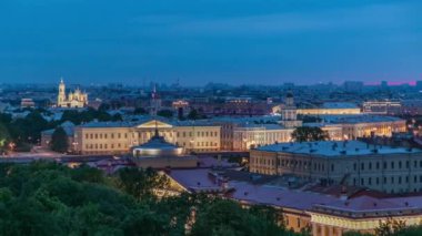 Zaman geçişi, gece gündüz gösterileri, Kunstkamera binaları ve St. Isaacs Katedrali 'nden şehir manzarası. 1727 'de kurulan tarihi Kunstkamera, ilk müze gibi duruyor.