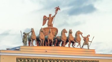 St. Petersburg, Rusya 'daki genel merkezin çatısında ünlü heykel grubu. Gün batımında aydınlatılan detaylı görüntünün hızlandırılmış zamanlaması