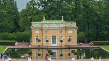 Üst görünüm zaman çizelgesi Catherine Park 'taki Ayna Göleti' ni Yukarı Hamamhane pavyonuyla yakalıyor. Tsarskoye Selo Puşkin 'in cazibesini keşfedin, Saint Petersburg, Rusya
