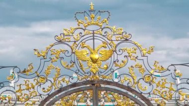 Altın Kapı 'nın Zaman Çizelgesi: St. Petersburgs İmparatorluk malikanelerinden biri olan Puşkin Tsarskoye Selo' nun önemli bir parçası. Bulutlar Rus gökyüzünü güzelleştirir