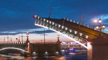 Rusya 'nın Saint-Petersburg kentindeki Neva Nehri' nde kayan zevk tekneleri Trinity Köprüsü 'nün zarif açılışını yakalar. Şehirler beyaz gecelere büyüleyici bir sahne ekliyor.