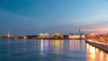 Günbegün Nakhimov Donanma Okulu ve St. Petersburg Liteyniy Köprüsü 'nden seyredilen Peter ve Paul Kalesi sergileniyor. Nevas 'ın sularına yansıyan Auroras' ın yokluğu, gösteriye katkı sağlıyor.