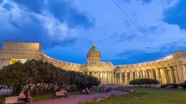 Günbegün geçiş zamanı aşırı süratli Kazan Katedrali Kazanski Kafedralniy Sobor 'u, yazın Beyaz Geceleri boyunca St. Petersburg' da yakalıyor.