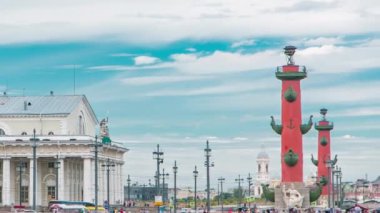 Strelka üzerindeki Bulutlu Gökyüzü 'nün Zaman Çizelgesi - Eski Borsa ve Rostral Sütunları ile Vasilyevsky Adası' nın Tükürüğü, Saint Petersburg, Rusya