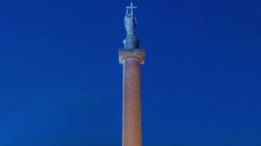 Alexander Sütunu 'nun Gece Işığı Saray Meydanı' ndaki ön görüntüsü. Saint Petersburg 'daki Tarihi Merkezin Büyüleyici Gece Sahnesi' ni mimari ihtişamıyla gözler önüne seriyor.