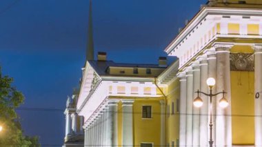 Amirallik Binası Gece Vakti, Bir Zamanlar Amirallik Kurulu Karargahı ve Rusya 'nın St. Petersburg kentindeki Rus İmparatorluk Donanması' nda aydınlandı. Saray Meydanı 'ndan görüntülendi