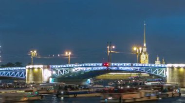 St. Petersburgs 'un Klasik Sembolü Beyaz Geceler: Peter' ın Kalesi ile Paul Kalesi arasındaki Aydınlatılmış Açılış Sarayı Köprüsü Romantik Görünümü