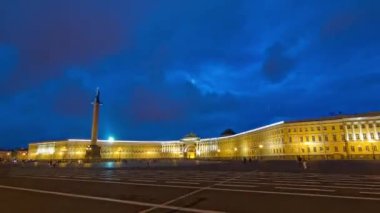 Geceyle Gündüz Geçişi Hiperlapesi: Alexander Sütunu 'nu Palace Square, St. Petersburg, Rusya' da aydınlattı. Saint Petersburgs Tarih Merkezi 'nin Dönüşümlü Güzelliğini Yakalamak