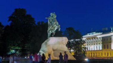 Geceye Geçiş Hiperlapesi: Büyük Anıt Peter Senato Meydanı, St. Petersburg, Rusya 'da Bronz Atlı. Yaz Gecelerinde Keşif Turistleri