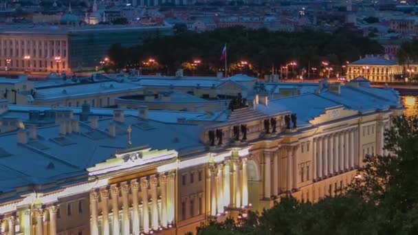 ロシアのサンクトペテルブルクで夜にロシア連邦憲法裁判所のタイムラプス 上院とシノドの建物も見られる セントアイザック大聖堂からのトップビューはビューを強化します — ストック動画