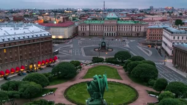 ティメラプスはサン アイザックス広場の夏の朝のパノラマをサン アイザック大聖堂の見どころから捉えています ロシアのサンクトペテルブルクで早朝の美しさを受け入れる — ストック動画
