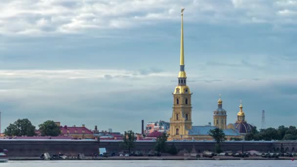 由彼得大帝于1703年建立的彼得和保罗要塞在日落后 在这段时间里从白昼到黑夜都在变化 位于俄罗斯圣彼得堡 灯亮着 — 图库视频影像