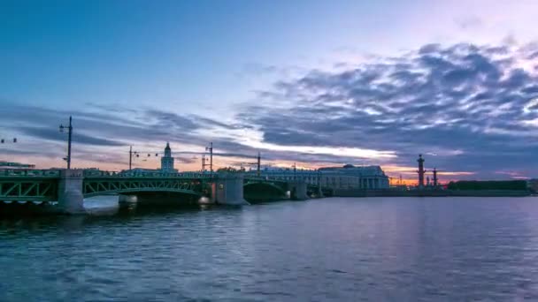 Палацовий Міст Щоденно Нічний Перехідний Період Захоплює Трафік Відображення Водяного — стокове відео