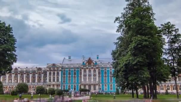 时间的流逝捕捉到了位于俄罗斯圣彼得堡东南25公里处的Tsarskoye Selo Pushkin湖景观中的一颗Rococo宝石凯瑟琳宫的壮丽壮丽壮丽 — 图库视频影像