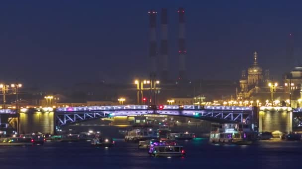 タイムラプスは ナヴァ川が夜に流れるように 観光客と賑わうパレスブリッジの開口部の魅惑的なシーンをキャプチャします たくさんの船や船が壮観に加わっています サンクトペテルブルク — ストック動画