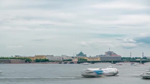 Timelapse Rögzíti Délutáni Kilátás Trinity Bridge Szentpéterváron Átívelő Neva Folyó — Stock videók