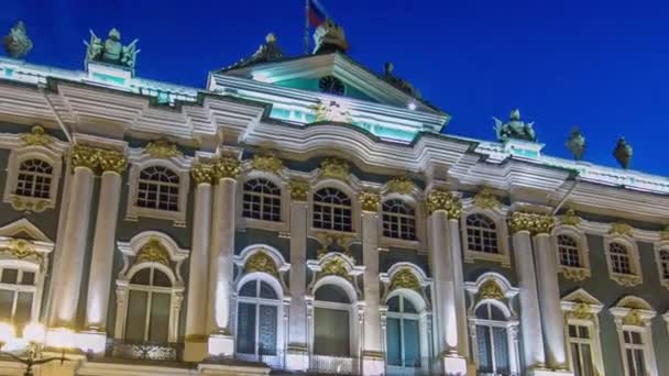 サンクトペテルブルク 元ロシア君主の公式レジデンス 宮殿広場のスプレンダーに設定された照らされた冬の宮殿のフロントビューのタイムラプスハイパーラップ — ストック動画