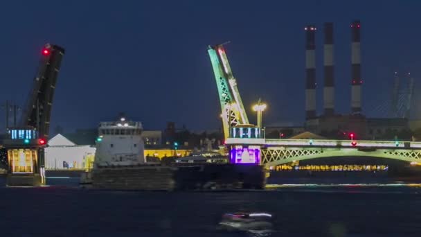 拥抱白夜 在俄罗斯圣彼得堡揭幕的布拉戈夫斯基宣布大桥的时间流逝 照亮了夜晚的城市风景 — 图库视频影像