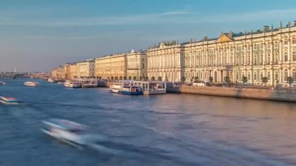 在一个清澈的夏日 圣彼得堡皇宫滨水时间坍塌的冬宫和码头 从皇宫桥看夕阳西下 使景致更加壮观 — 图库视频影像
