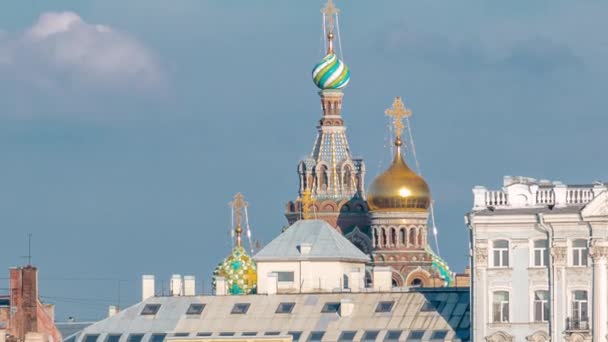 Pałac Nabrzeża Timelapse Kościołem Zbawiciela Rozlanej Krwi Sankt Petersburg Rosja — Wideo stockowe