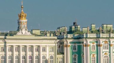 Neva Nehri üzerinde Turistlerle Gezinti Teknesi: Arka plandaki Devlet Hermitage İnşaat Kış Sarayı ile Zaman Alanı. St. Petersburg, Rusya