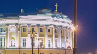 1. Peter Anıtı, Boris Yeltsin Kütüphanesi, Gece Aydınlanması ve Trafik Anıtı yakınlarındaki Rus Anayasa Mahkemesi Zaman Alanı. Saint-Petersburg, Rusya