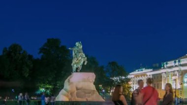 Geceye Geçiş Süreci: Büyük Anıt Peter Senato Meydanı, St. Petersburg, Rusya 'da Bronz Atlı. Yaz Gecelerinde Keşif Turistleri