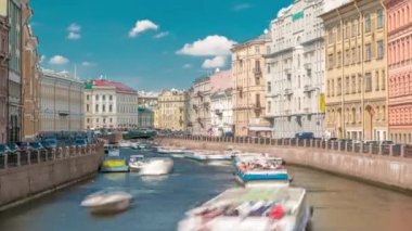 Saint-Petersburg, Rusya 'daki Moyka Nehri üzerinde turistik tekne trafiği Timelapse. Mavi Bulutlu Gökyüzü Altında Huzurlu Su