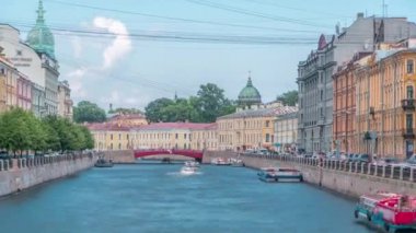 Saint-Petersburg, Rusya 'daki Moyka Nehri üzerinde turistik tekne trafiği Timelapse. Bulutlu Gökyüzü Altındaki Huzurlu Su. Rıhtımdaki tarihi binalar