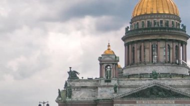 Saint Isaacs Katedrali ve İmparator I. Nicholas Anıt Zamanı Rusya, St. Petersburg 'da. Yağmurdan Önce Bulutlu Gökyüzü Etkileyici Görünüm