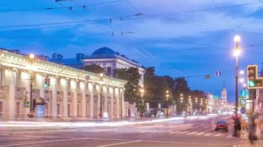 Nevsky Prospekt Bulvarı 'ndaki gece trafiği St. Petersburg Timelapse' da. Gün doğmadan önce Dinamik Hareket ve Yoğun Yol Sahnesi