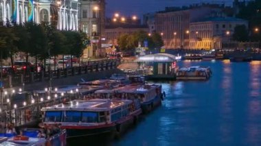 Anichkov Köprüsü 'nden Boats at Station Timelapse ile Fontanka Nehri Gece Manzarası. St. Petersburg, Rusya 'da Iconic Rıhtımı aydınlatıldı