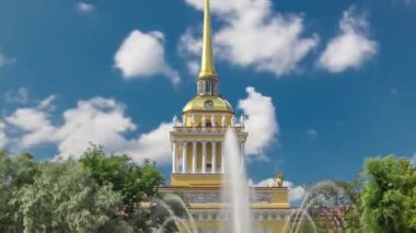 St. Petersburg 'da Sunny Summer Day' de Deniz Kuvvetleri Ana Girişi Zaman Kaynağı Hiperlapası. İnsanlar Çeşmenin Çevresinde Yürüyor