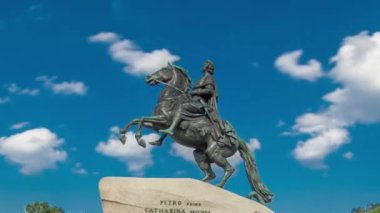 Bronz Süvari Anıtı Timelapse Hiperlapse, Saint Petersburg, Rusya. Rusya İmparatoru Büyük Peter 'ın Görkemli Manzarası Mavi Bulutlu Gökyüzü ve Arkaplan Yeşil Ağaçlar