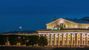 Olağanüstü Zaman Çizelgesi Görünümü: Eski Borsa, Rostral Sütunları ve Rusya 'nın St. Petersburg kentinde bulunan Mytninskaya Katedrali