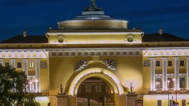 Büyüleyici Beyaz Gece Aydınlanması: Neva Nehri İskelesinin Deniz Kuvvetleri Binası ve Saray Köprüsü ile Zaman Alanı, Suya Yansıması, St. Petersburg, Rusya