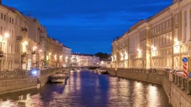 Moyka Nehri rıhtımında Saint Petersburg, Rusya 'da Köprü ile Gece Vakti. Yansıyan Işıklar, Aydınlatılmış Binalar ve Huzur Suyu