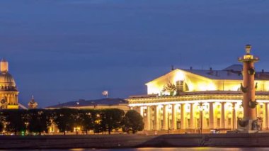 Olağanüstü Zaman Hızlandırması Görünümü: Eski Borsa, Rostral Sütunlar ve Rusya 'nın St. Petersburg kentindeki Mytninskaya limanından St. Isaacs Katedrali
