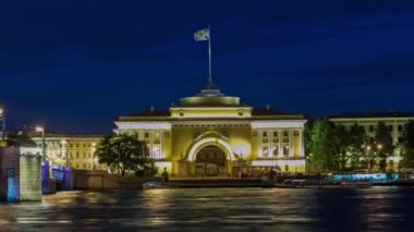Büyüleyici Beyaz Gece Aydınlanması: Neva Nehri Rıhtımı 'nın Deniz Kuvvetleri İnşaat ve Saray Köprüsü' yle Zaman Hızlandırması, Suya Yansıması, St. Petersburg, Rusya